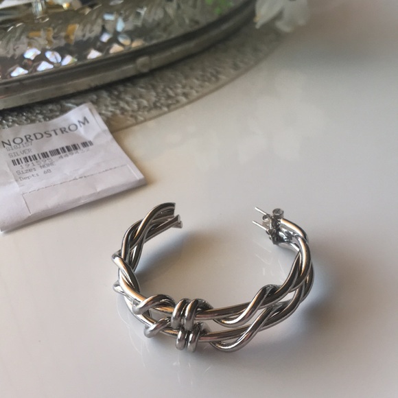 ‎OSCAR DE LA RENTA‎, Modern Twist Hoop Earrings - Picture 6 of 8